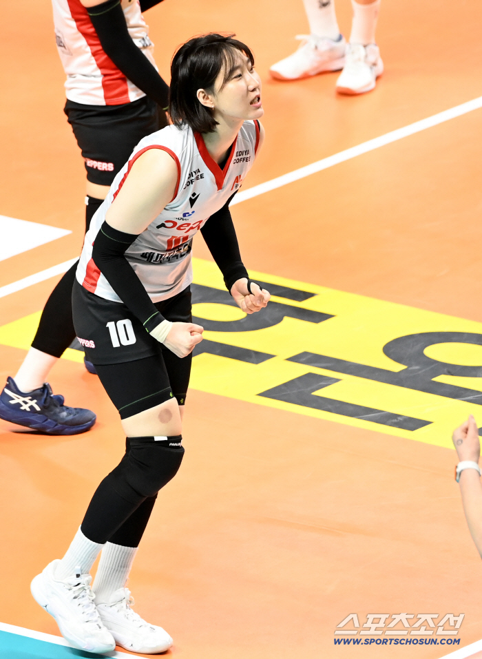 "깊은 구덩이에 빠진 기분이었지만…" 잠시 길을 잃었던 국대 출신 만능공격수, 다시 날 수 있다는 한자락 '희망'[수원인터뷰]