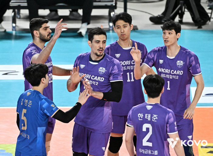 꼴찌한테 질 순 없지! 6위 우리카드, 7위 삼성화재 3-0 셧아웃