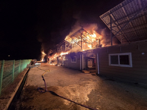 충남 곤충사육시설서 화재…연마공장에선 작업중 1명 중상