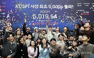 [마켓뷰] '꿈의 지수' 터치한 코스피, 5,000선 안착할까