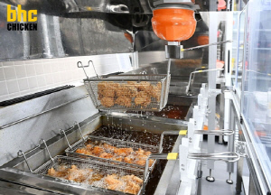 bhc '치킨 튀기는 로봇' 매장 전국 40곳으로 확대