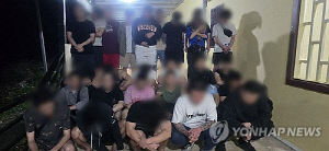 '캄보디아 범죄조직' 한국인 73명 강제송환…전세기 내려 압송