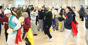 [픽! 정읍] 농악·씨름 체험하는 외국 청년들