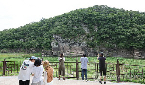 울주군 아르바이트 대학생들, 반구천 암각화 일대서 환경봉사
