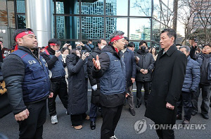 장민영 신임 기업은행장 첫 출근 무산…노조 저지