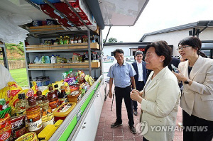 식품 사막화 막는다…옥천군 오지마을 '찾아가는 행복슈퍼' 운영