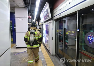 지하철1호선 종로3가역서 열차 하부 연기…한때 무정차(종합)
