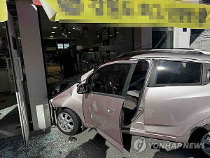 강릉서 스파크 승용차 상가 건물로 돌진…행인 1명 다쳐