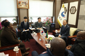 [게시판] 관세청장, 잠비아 국회 대표단 면담…전자통관시스템 지원 논의