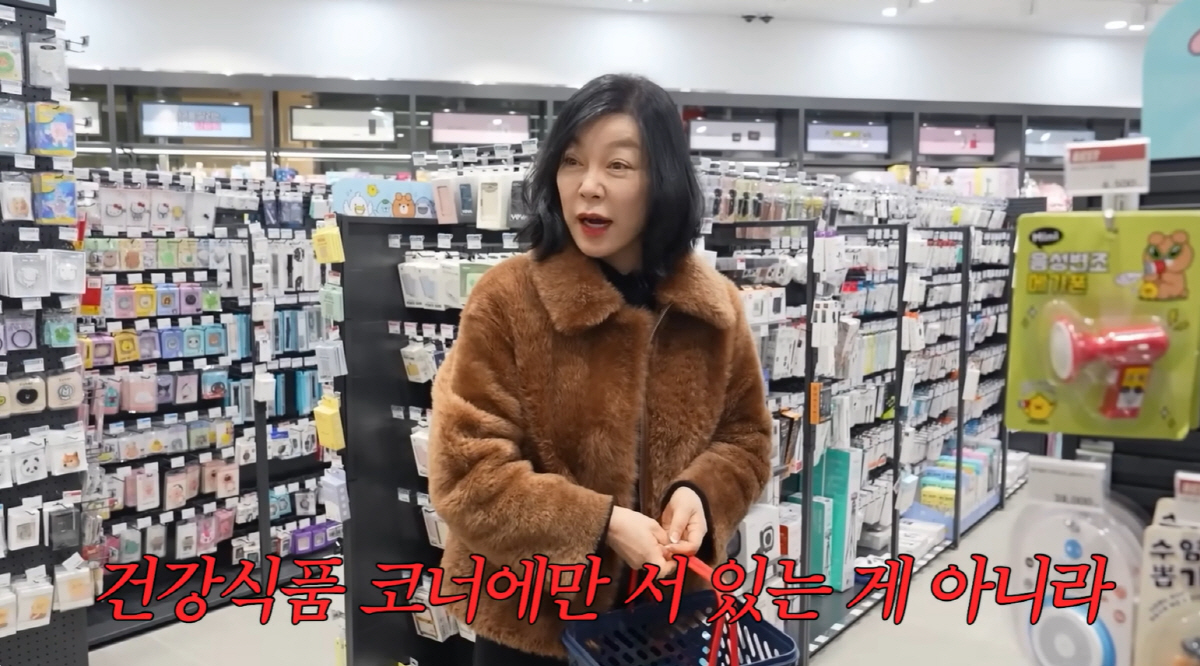 최화정, 66세가 어때서...키링 구매 후 "늙은사람은 건강식품만 봐야해…