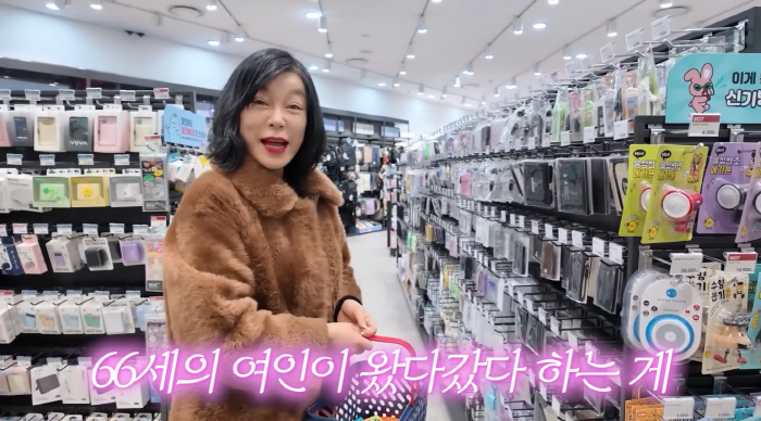 최화정, 66세가 어때서...키링 구매 후 