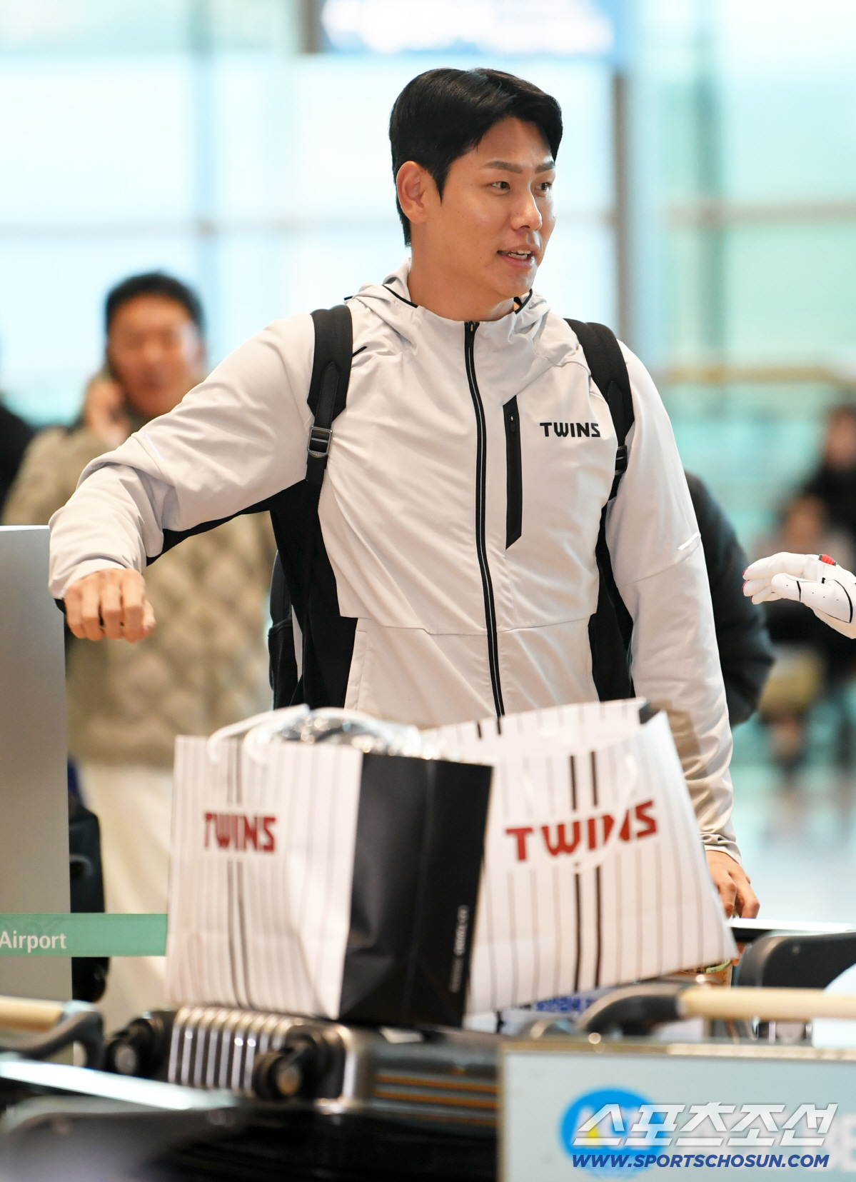 다년계약 대신 1억 3000만원 삭감 '날벼락'…LG와 홍창기, 이대로 …