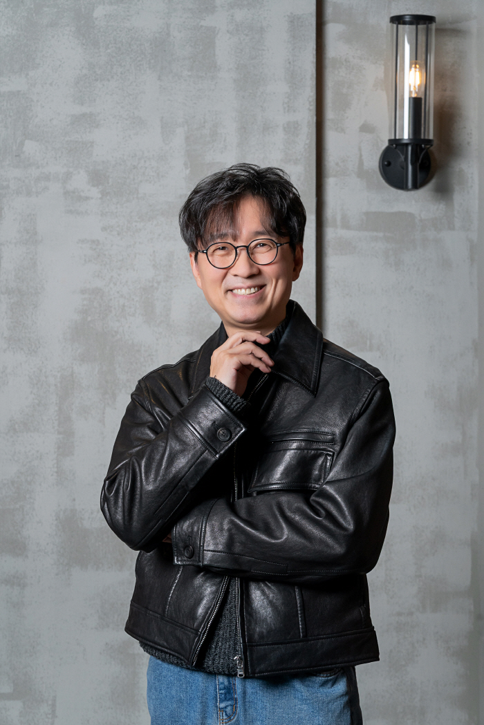 [인터뷰③] '왕사남' 장항준 감독 "유해진, 국사책 찢고 나온 비주얼인데…대본은 태블릿으로" 폭소