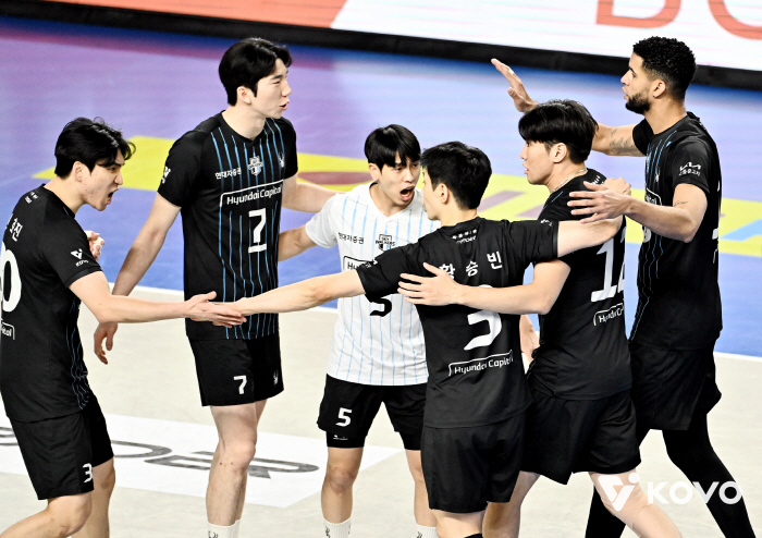 '셧아웃 완승' 현대캐피탈, 드디어 1위 올라섰다…흥국생명 5연승→2위 도약