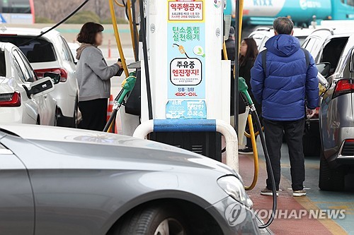 국내 주유소 기름값 7주 연속 하락…"다음 주 상승 전환"