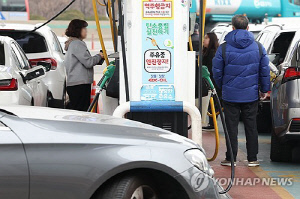 국내 주유소 기름값 7주 연속 하락…