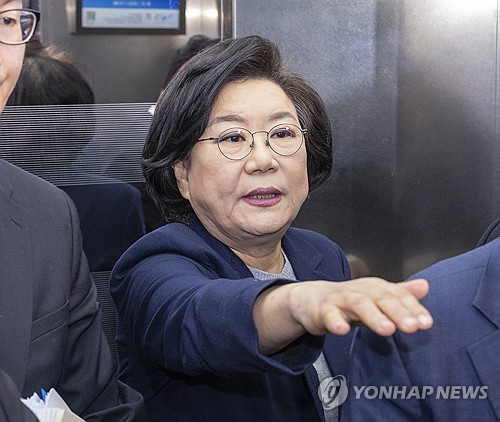 '위장미혼'·'특혜입학'…여야, 자정 넘긴 '이혜훈 의혹' 추궁