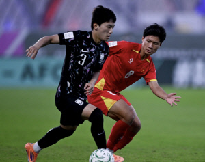 '역대 최초 패배 위기' 이대로 가면 망신이다...이민성호, 김상식의 베트남과 0-1 전반 종료