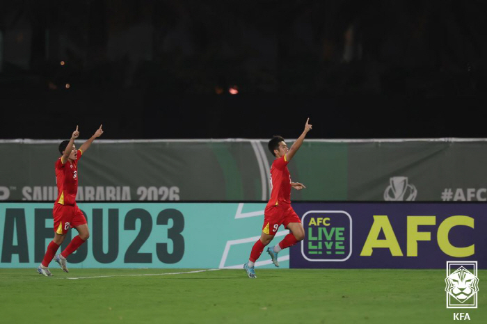 韓 축구 역대 최초 패배 위기→신민하 97분 천금 동점골, 이민성호 겨우…