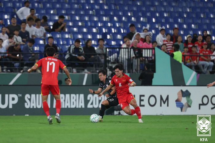 韓 역대 최초 굴욕, 결국 피하지 못했다→차마 웃지 못한 '적장' 김상식…
