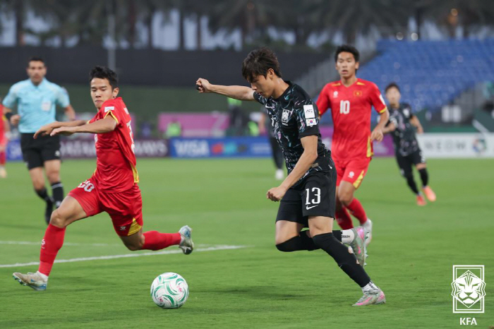 韓 역대 최초 굴욕, 결국 피하지 못했다→차마 웃지 못한 '적장' 김상식…