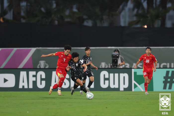 韓 역대 최초 굴욕, 결국 피하지 못했다→차마 웃지 못한 '적장' 김상식…