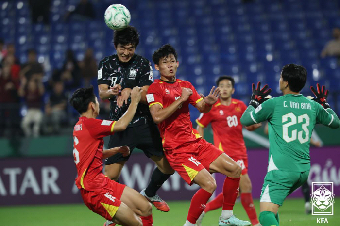 韓 역대 최초 굴욕, 결국 피하지 못했다→차마 웃지 못한 '적장' 김상식…