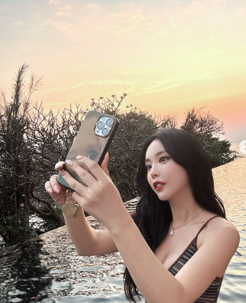 '임신설 해명' 홍진영, 1만원대 수영복이 '명품 수영복' 됐다...완벽…