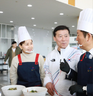 정청래 민주당대표X'우생순 레전드' 임오경 의원,선수촌 '밥퍼'배식 봉사 ...