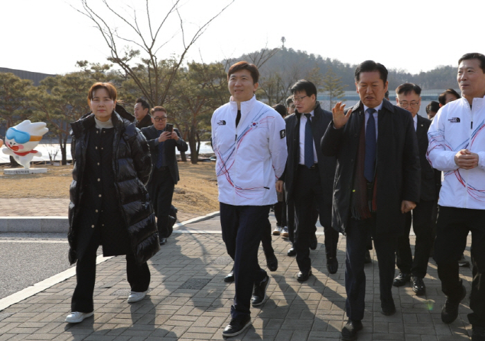 정청래 민주당대표X'우생순 레전드' 임오경 의원,선수촌 '밥퍼'배식 봉사…