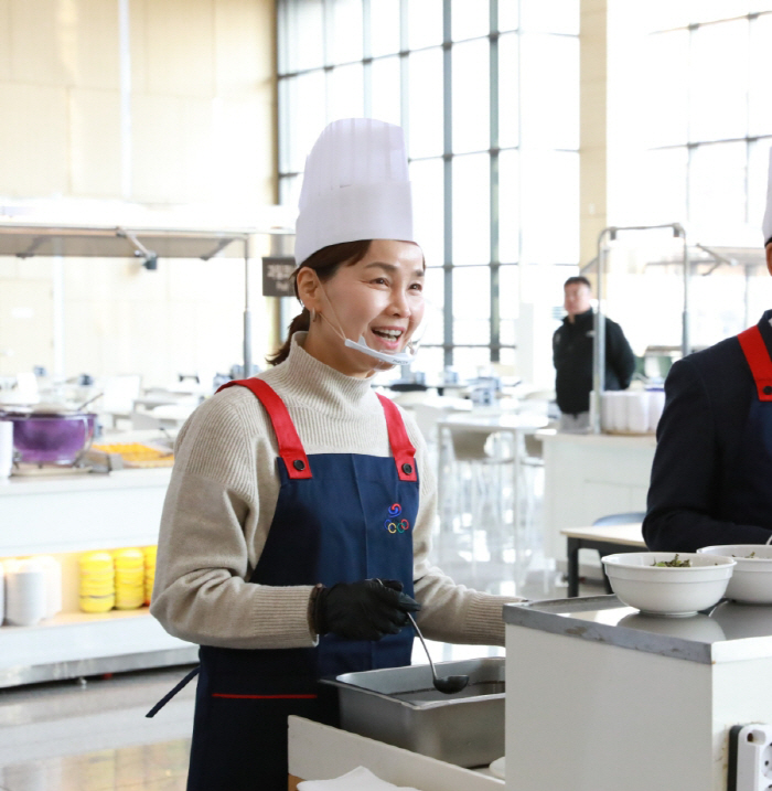 정청래 민주당대표X'우생순 레전드' 임오경 의원,선수촌 '밥퍼'배식 봉사…