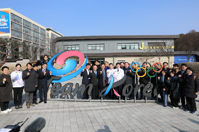 정청래 민주당대표X'우생순 레전드' 임오경 의원,선수촌 '밥퍼'배식 봉사…