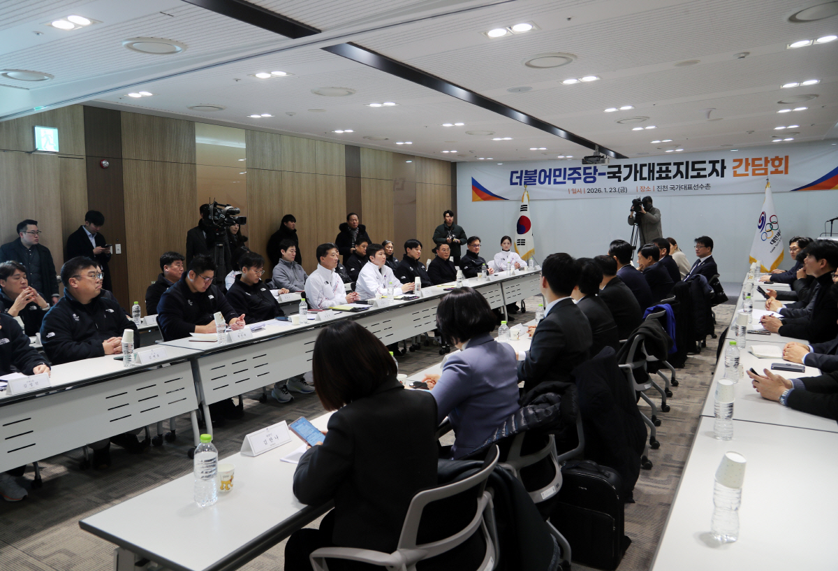 정청래 민주당대표X'우생순 레전드' 임오경 의원,선수촌 '밥퍼'배식 봉사…