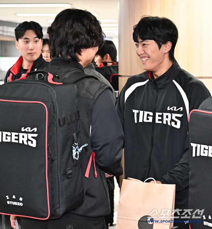 '형 올해는 꼭 약속 지켜!' 건강하게 돌아오겠다는 '의리'의 약속 올해는 꼭 지킬 수 있길...[캠프 출국현장]