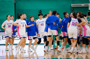 2차례 미스 하나은행. 승부처를 내줬다. 삼성생명, 선두 하나은행에 혈투 끝 2연승. 우리은행, 신한은행 잡아냈다(종합)