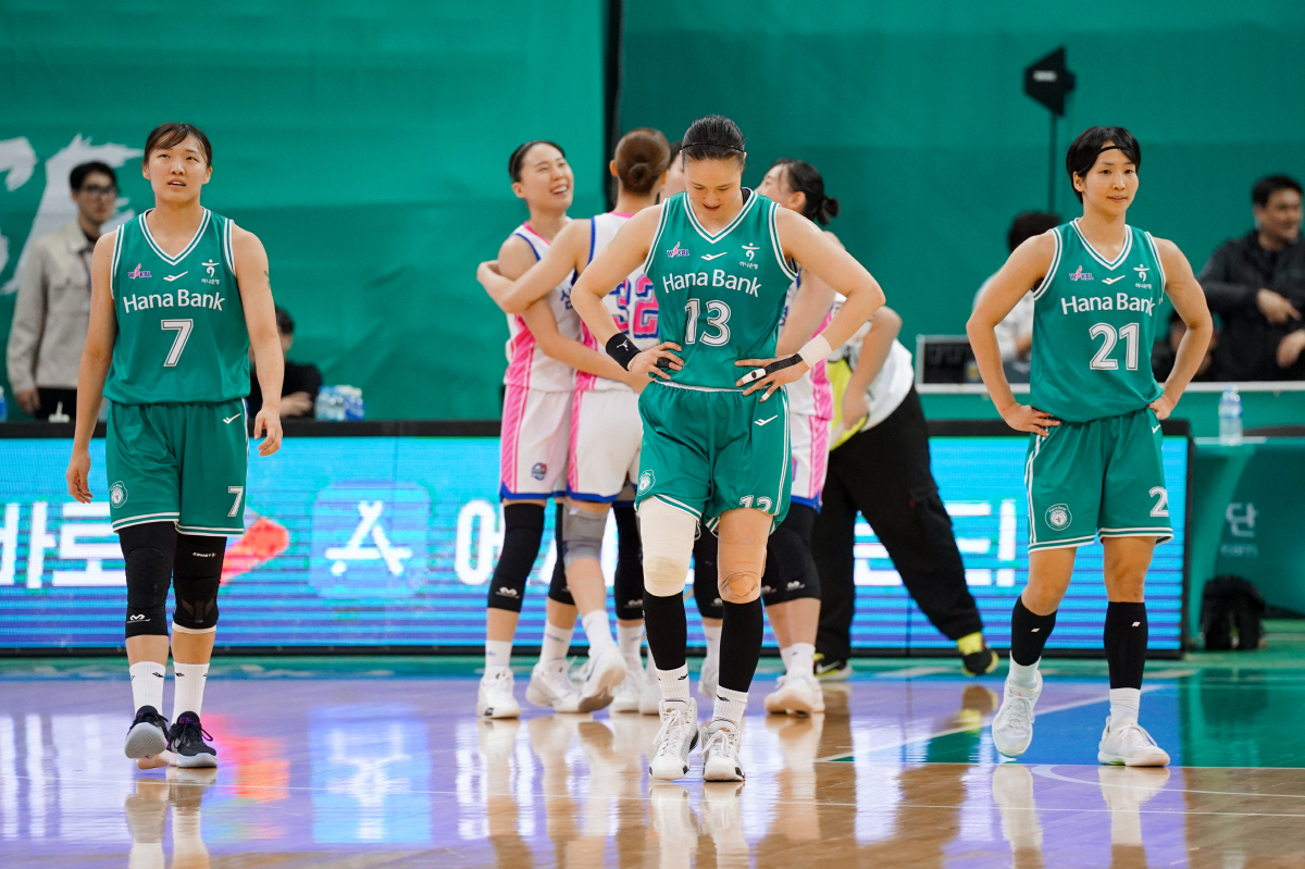 2차례 미스 하나은행. 승부처를 내줬다. 삼성생명, 선두 하나은행에 혈투…