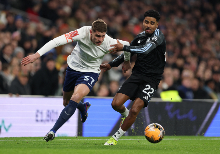 '손흥민 이어 줄줄이 이적하나' 토트넘 큰일 났다…리버풀, '1억 파운드 투자' 미키 판 더 펜 '러브콜 폭발'