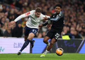 '손흥민 이어 줄줄이 이적하나' 토트넘 큰일 났다…리버풀, '1억 파운드 투자' 미키 판 더 펜 '러브콜 폭발'