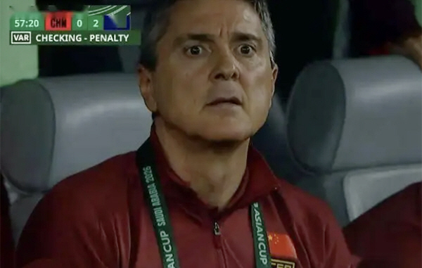 "중국 또 쿵푸축구" 日에 0-4 뒤지자 거친 태클·팔꿈치 공격, 일본팬…