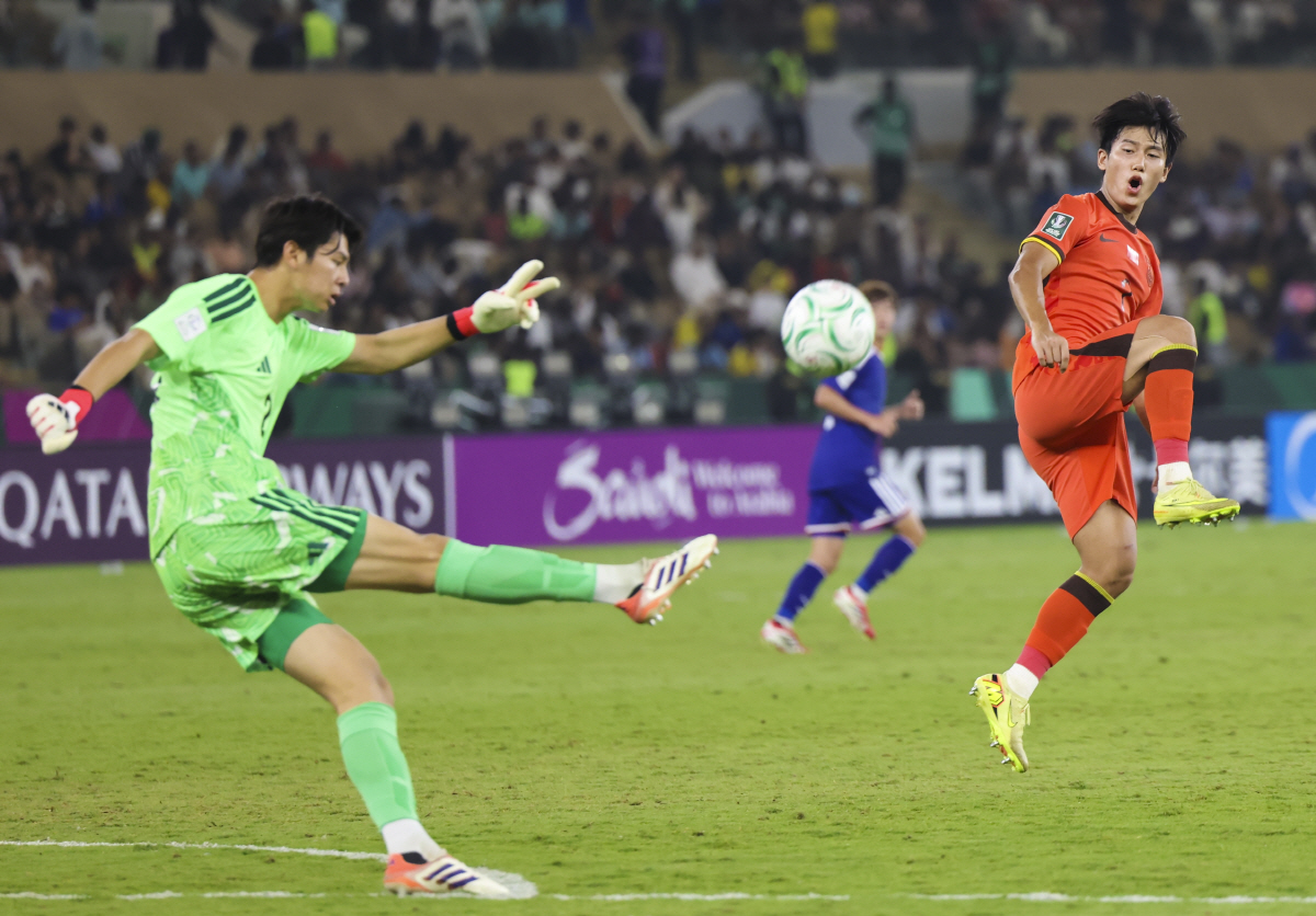 "중국 또 쿵푸축구" 日에 0-4 뒤지자 거친 태클·팔꿈치 공격, 일본팬…