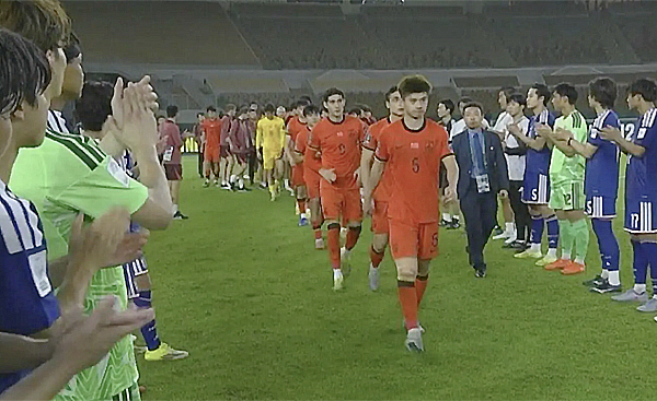 "중국 또 쿵푸축구" 日에 0-4 뒤지자 거친 태클·팔꿈치 공격, 일본팬…
