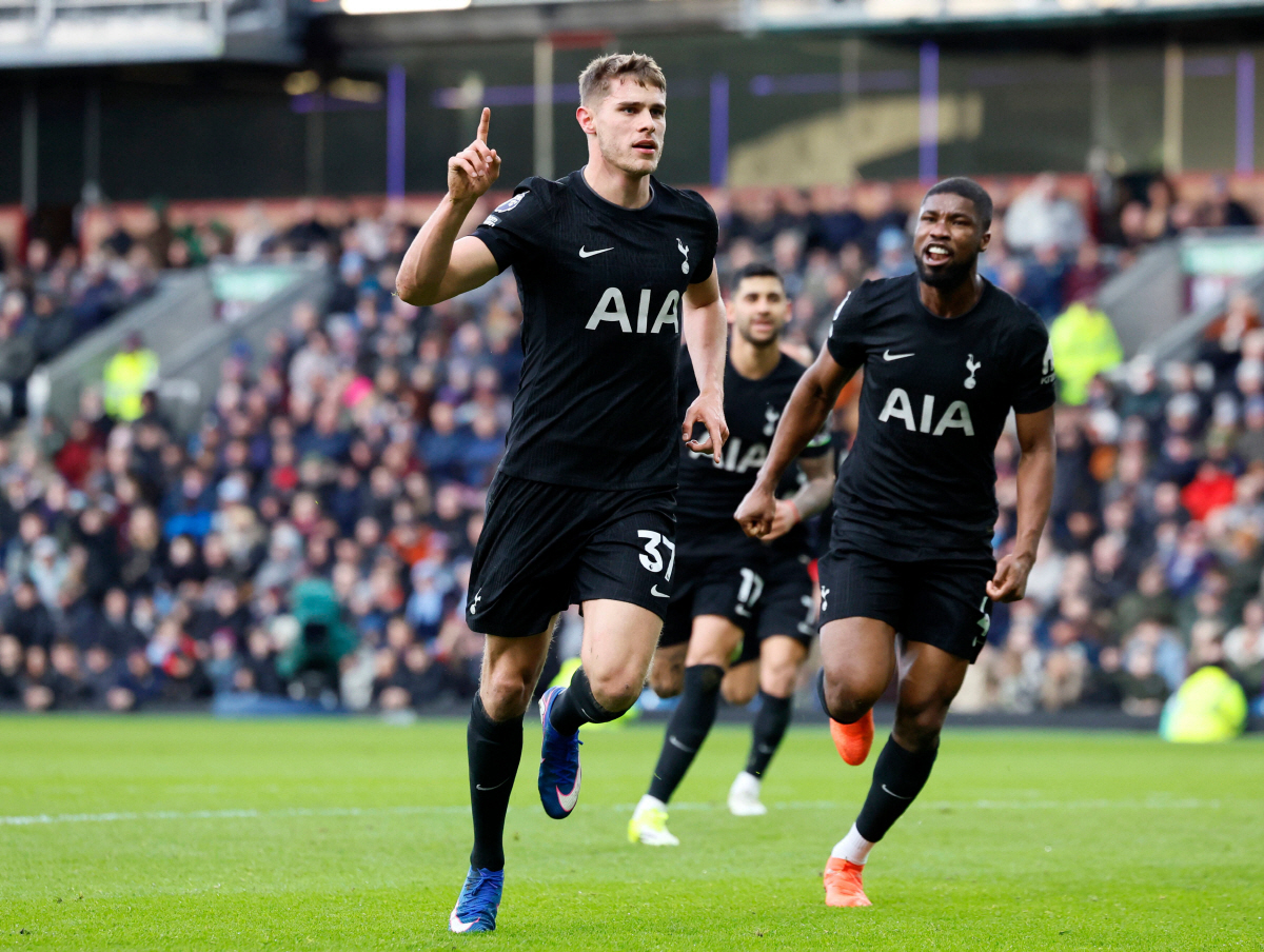 손흥민-케인 듀오 시절엔 상상도 못했다, '수비수가 골 넣어야 사는 팀'…