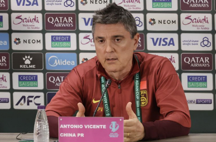 '中 가야할 길 멀다' 골골골골 日에 와르르 무너진 '중국판 히딩크' 감독의 냉철한 분석..