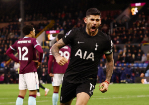 “구단 전체가 엉망 그 자체” 손흥민 주장 후계자 또또또 논란...극장골 넣고 광고판 ‘뻥’→다쳐서 교체 OUT?