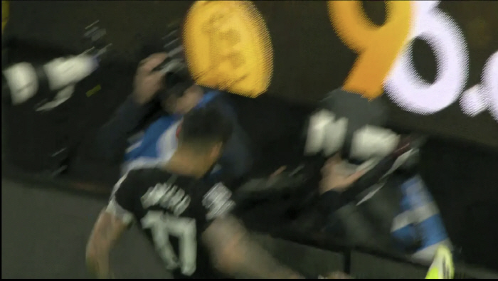 “구단 전체가 엉망 그 자체” 손흥민 주장 후계자 또또또 논란...극장골 넣고 광고판 ‘뻥’→다쳐서 교체 OUT?