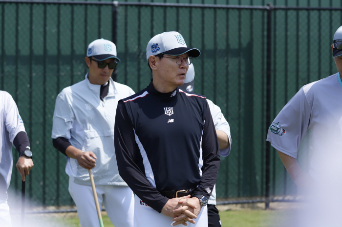 'FA만 108억 → 외국인 전원 교체' 새 얼굴만 14명! 8년차 '강철매직'에 부는 새바람…