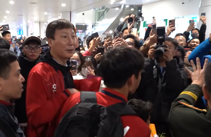 "김상식, 김상식, 김상식!" 대국민 사과 대신 '환호!'...韓 꺾고 …