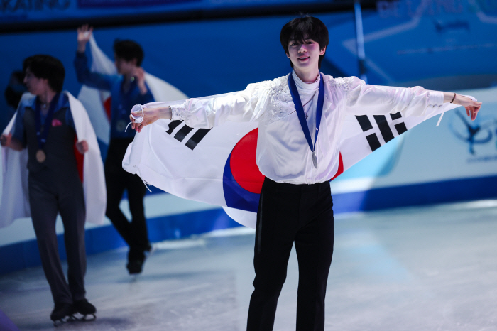 '단 0.11점 차이!' 韓 피겨 간판 차준환 '짜릿한' 역전극…쇼트 6위→최종 2위 반전 '3연속 포디움' 완성