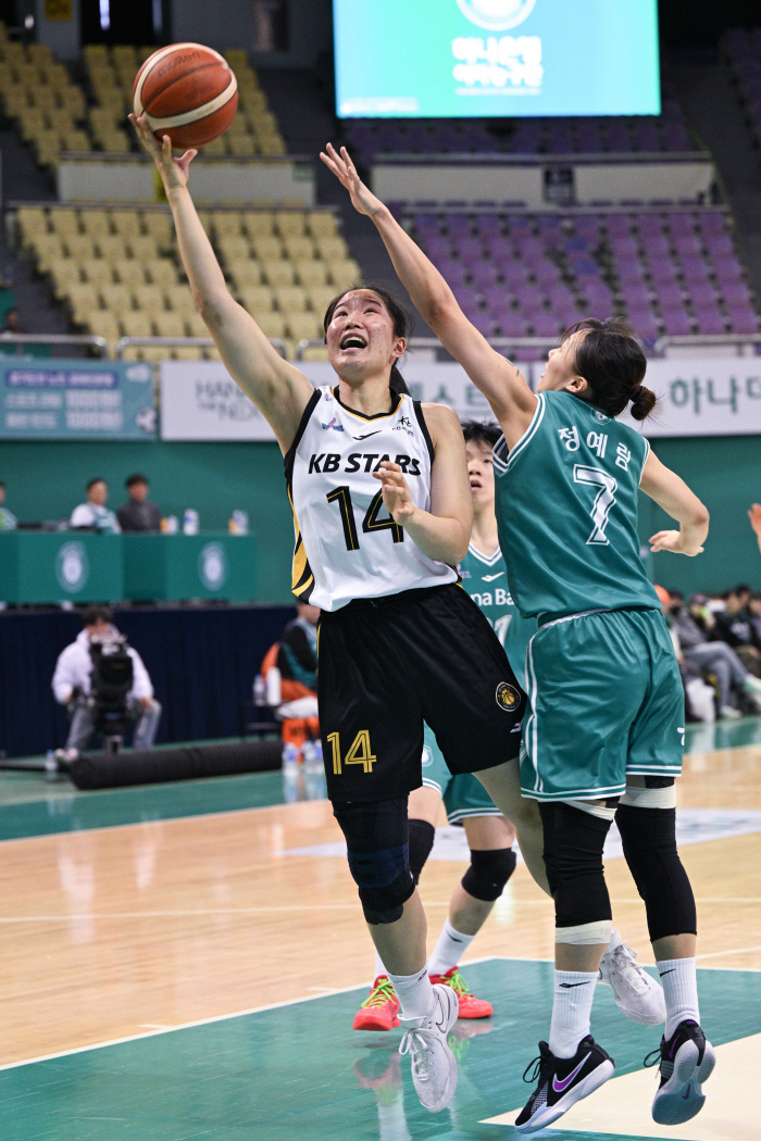KB스타즈, 높이의 힘으로 하나은행 꺾으며 선두 탈환 재시동