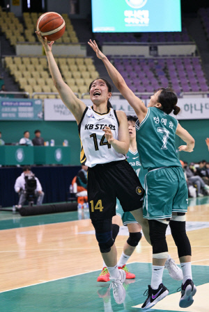 KB스타즈, 높이의 힘으로 하나은행 꺾으며 선두 탈환 재시동